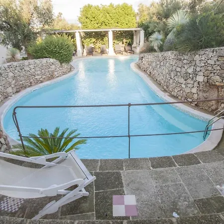 Tia Pool Studio